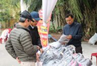 Rộn ràng phiên chợ Tết công nhân