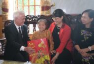 Phó Chủ tịch UBND thành phố Nguyễn Đình Chuyến thăm tặng quà dịp Tết nguyên đán