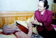 Phó Bí thư Thường trực Thành ủy Nguyễn Thị Nghĩa thăm, chúc Tết các gia đình chính sách trên địa bàn quận Ngô Quyền