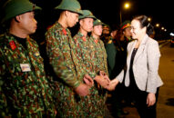 Phó Bí thư Thường trực Thành ủy Nguyễn Thị Nghĩa thăm, tặng quà và chúc Tết các đơn vị làm nhiệm vụ đêm Giao thừa