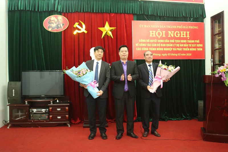 Giám đốc Sở NN&PTNT Phạm Văn Thép tặng hoa chúc mừng 2 đồng chí Trần Văn Hợi và Bùi Quang Hoằng