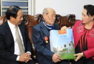 Chủ tịch Quốc hội nước Cộng hòa XHCN Việt Nam thăm, tặng quà các cán  bộ tiền khởi nghĩa, lão thành cách mạng