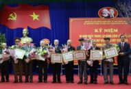 Huyện Cát Hải: trao huy hiệu 60 năm tuổi Đảng cho 15 đồng chí Đảng viên