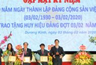Quận Dương Kinh: Trao Huy hiệu Đảng tặng 34 đảng viên nhân dịp 3-2