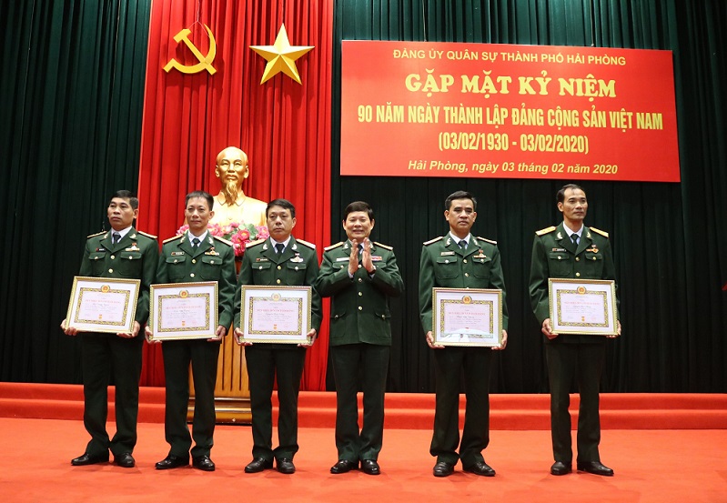 Đại tá Đào Văn Thập, Chính ủy Bộ Chỉ huy Quân sự thành phố trao huy hiệu 30 năm tuổi Đảng cho các đảng viên Đại tá Đào Văn Thập, Chính ủy Bộ Chỉ huy Quân sự thành phố trao huy hiệu 30 năm tuổi Đảng cho các đảng viên