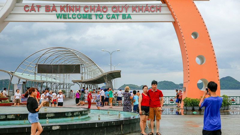 Khách du lịch tham quan, du lịch tại Cát Bà
