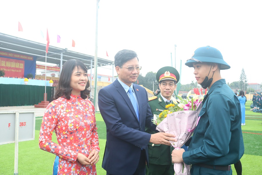 Đồng chí Lê Anh Quân- Bí thư Huyện ủy, Chủ tịch UBND huyện trao giấy khen tặng các tập thể, cá nhân có thành tích tiêu biểu trong thực hiện Chỉ thị số 07 