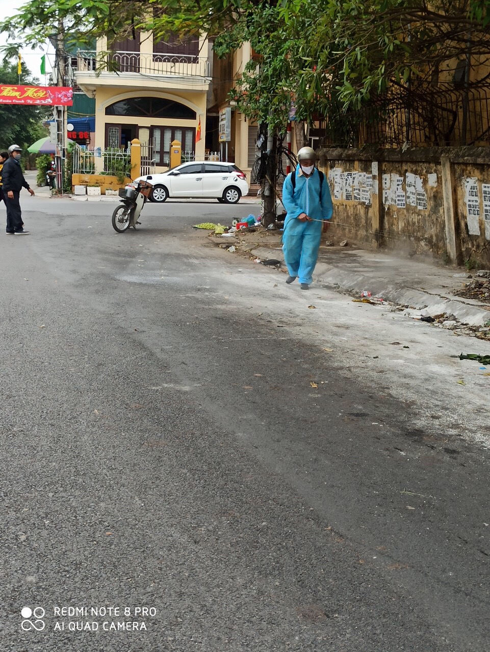 Phun thuốc khử trùng toàn bộ khu vực chăn nuôi, nơi chăn thả và khu vực xung quanh 1 lần/tuần...