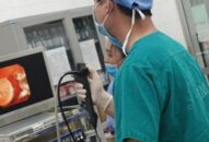 BV Trẻ em Hải Phòng gắp lõi kèn bằng nhựa nằm trong khí quản của bệnh nhi 7 tuổi