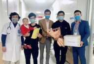 Bệnh viện Trẻ em Hải Phòng trao giấy ra viện cho bệnh nhi có kết quả âm tính với virus Covid-19