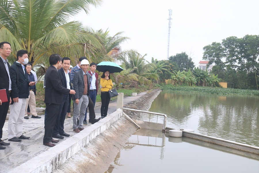 Phó Chủ tịch UBND thành phố Nguyễn Văn Thành kiểm tra nguồn nước tại Nhà máy nước cầu Nguyệt 