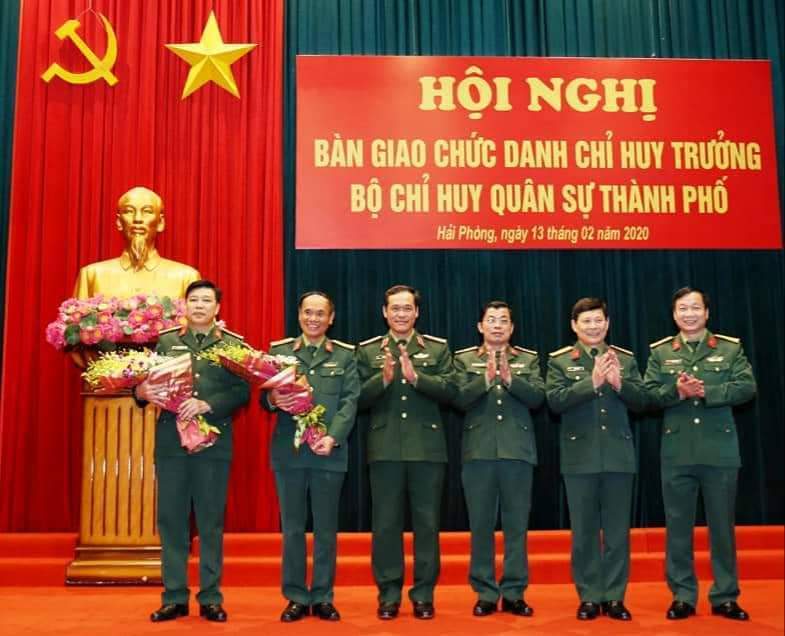 Trung tướng Vũ Hải Sản, Tư lệnh Quân khu Ba tặng hoa chúc mừng đại tá Nguyễn Văn Điệp và Nguyễn Minh Quang tại hội nghị bàn giao.