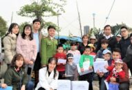 Chi đoàn Phòng PB01 – CATP thăm, tặng quà trẻ em xóm chài có hoàn cảnh khó khăn