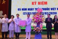 Lãnh đạo thành phố thăm, tặng quà các tập thể, cá nhân ngành Y tế