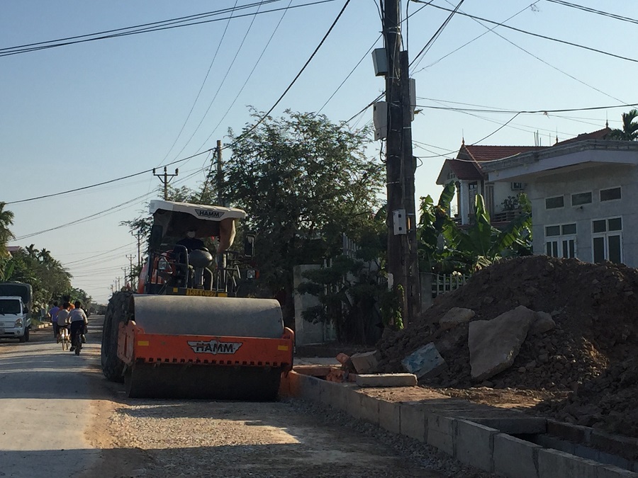 Đơn vị thi công đẩy nhanh tiến độ thi công đường tại khu vực xã Đông Hưng, Tiên Lãng