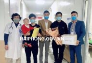 Bé trai người Trung Quốc nghi nhiễm Covid-19 có kết quả âm tính được xuất viện