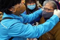 Phát miễn phí hơn 500 chiếc khẩu trang vải