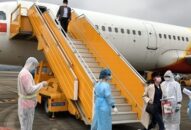 Đón những chuyến bay trở về từ vùng dịch