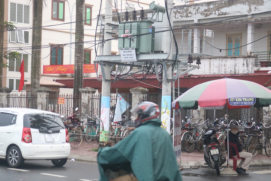 Nhiều hộ dân lấn chiếm vỉa hè dọc tuyến đường làm nơi kinh doanh Nhiều hộ dân lấn chiếm vỉa hè dọc tuyến đường làm nơi kinh doanh