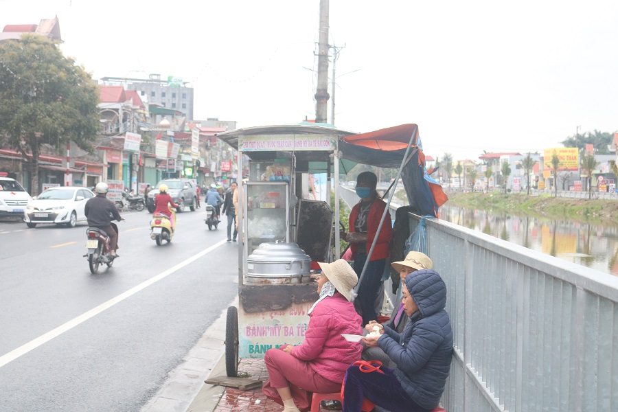 Nhiều hộ dân lấn chiếm vỉa hè dọc tuyến đường làm nơi kinh doanh Nhiều hộ dân lấn chiếm vỉa hè dọc tuyến đường làm nơi kinh doanh