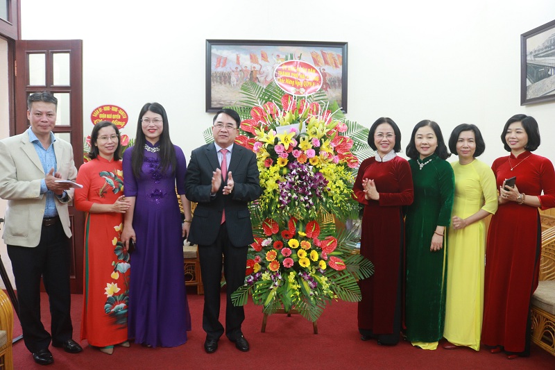 Phó Chủ tịch UBND TP Lê Khắc Nam chúc mừng Hội LHPN thành phố