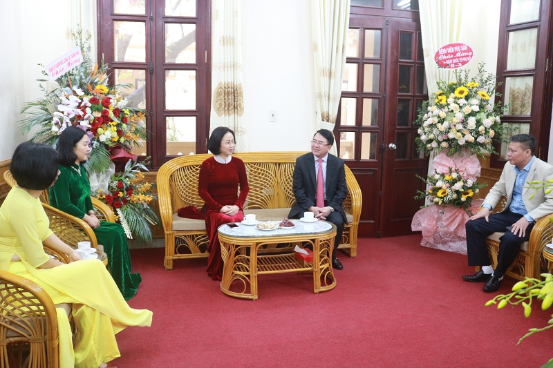 Phó Chủ tịch UBND TP Lê Khắc Nam thăm hỏi, động viên cán bộ, hội viên Hội LHPN thành phố