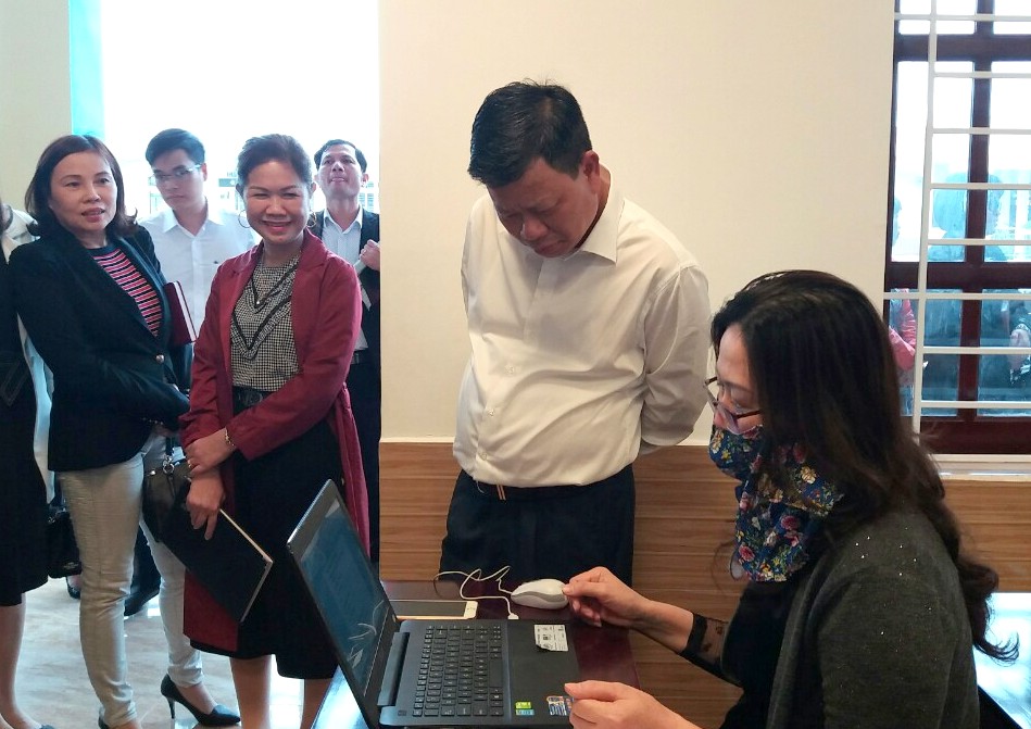 Bí thư quận ủy Lê Trung Kiên thăm khu vực soạn giáo án điên tử tại trường THCS Trần Phú