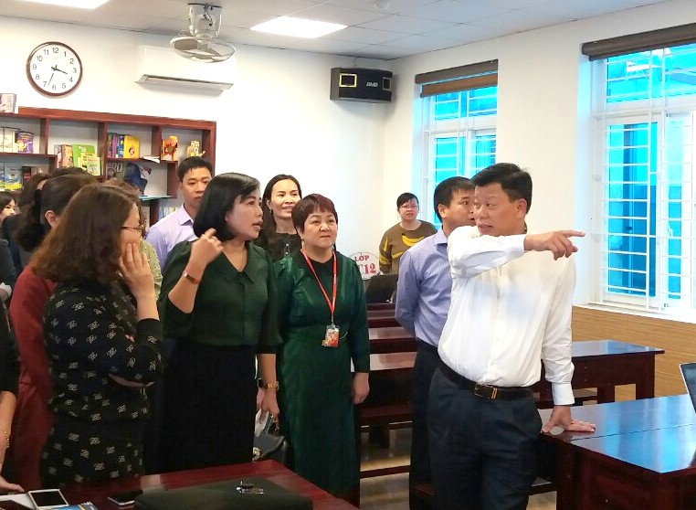 Bí thư quận ủy Lê Trung Kiên thăm khu vực soạn giáo án điên tử tại trường THCS Trần Phú