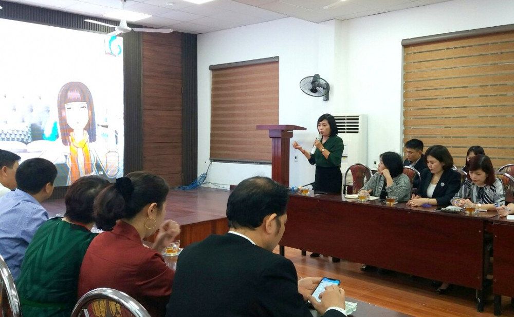 Cô Lê Thúy Hạnh Hiệu trưởng Trường THCS Trần Phú phát biểu tại cuộc họp