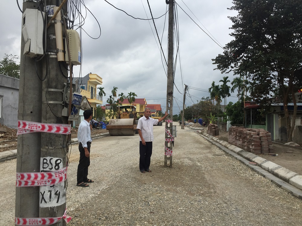 4 cây cột điện nằm giữa đường tiềm ẩn nguy cơ mất ATGT 