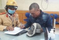 Công an quận Hồng Bàng: Xử lý người đi xe máy buông cả 2 tay trên cầu Hoàng Văn Thụ