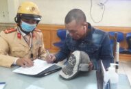 Công an quận Hồng Bàng: Phạt hành chính người đi xe máy buông cả 2 tay trên cầu Hoàng Văn Thụ
