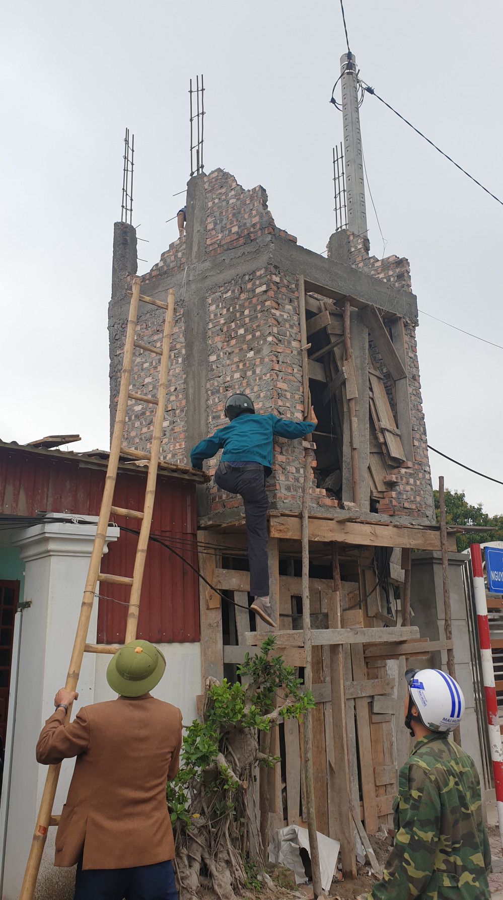Thị trấn Vĩnh Bảo tiến hành tháo dỡ nhà xây dựng không phép tại tuyến đường Nguyễn Bỉnh Khiêm