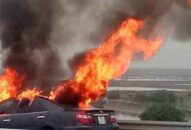 Xe Camry bốc cháy dữ dội trên cao tốc Hạ Long-Hải Phòng