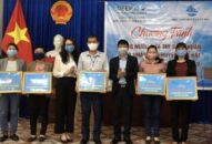 Công ty CP Khu Công nghiệp Đình Vũ: Trao hơn 1.900 chai nước sát khuẩn tặng nhân dân Cát Hải