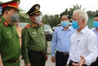 Phó Chủ tịch UBND thành phố Nguyễn Đình Chuyến kiểm tra một số chốt kiểm soát dịch Covid-19