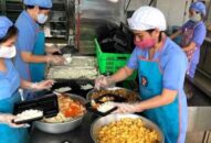 Câu chuyện trong bếp ăn của Trường Tiểu học Nguyễn Công Trứ phục vụ khu cách ly:  Vất vả vì đồng bào mình cũng tự hào lắm!