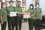 Công đoàn CATP: Trao 900 chai nước sát khuẩn tặng các đoàn viên công đoàn