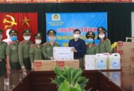 Phòng Hậu cần – CATP: Trao tặng 1.300 khẩu trang, 150 lít dung dịch sát khuẩn tới một số đơn vị, địa phương