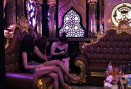 Phát hiện quán karaoke tấp nập khách ra vào giữa mùa dịch Covid-19