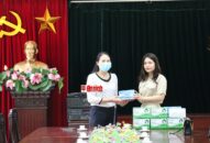 Trao tặng 15 hộp khẩu trang y tế tới UBND phường sau khi nhận thức được hành vi đăng tin sai sự thật trên Facebook