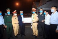Phó Chủ tịch UBND thành phố Nguyễn Đình Chuyến tặng quà động viên các Chốt kiểm soát dịch COVID-19