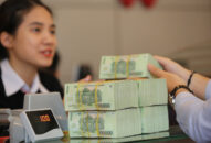 Phun thuốc khử khuẩn tiền mặt phòng dịch Covid-19