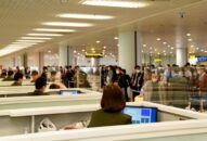 Gần 1.200 khách từ vùng dịch về sân bay Nội Bài trong ngày 20/3