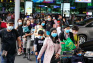 Hàng nghìn Việt kiều hồi hương vì dịch Covid-19