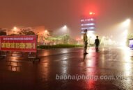 Ngày đầu thực hiện kiểm soát chặt chẽ việc đi lại ngoài đường của người dân sau 22 giờ