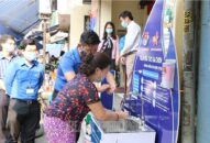 Đặt trạm rửa tay dã chiến phòng dịch tại trung tâm chợ Cố Đạo