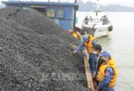 Tạm giữ phương tiện vận chuyển gần 200 tấn than không rõ nguồn gốc