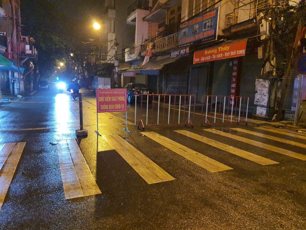 Đường phố tại quận Lê Chân vắng vẻ sau 22h