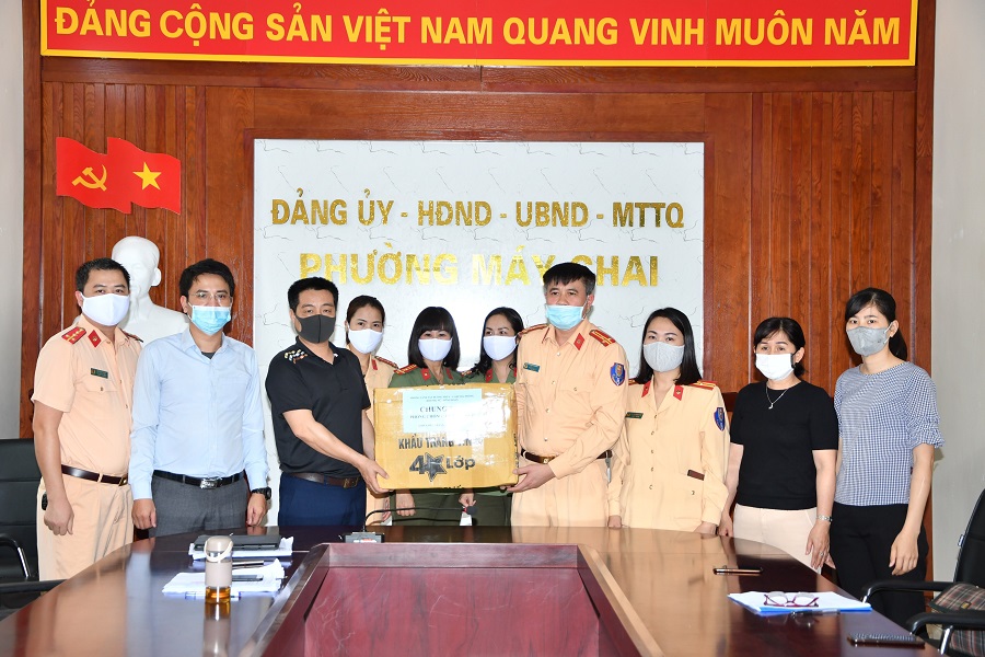 Đại diện Hội phụ nữ CATP, Công Đoàn CATP và lãnh đạo phòng Cảnh sát đường thủy trao tặng 1000 khẩu trang